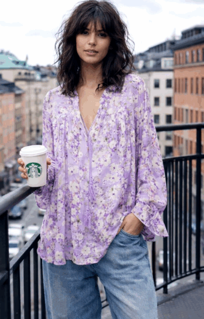 Superhärlig blus i 100% mjuk viskos. Lila botten med offwhite blommor