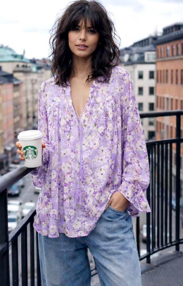 Superhärlig blus i 100% mjuk viskos. Lila botten med offwhite blommor