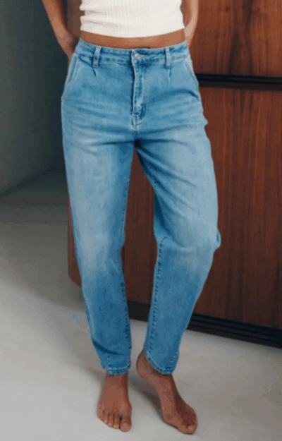 Ljusblå barrel jeans i stretchig denim med ankellång passform.