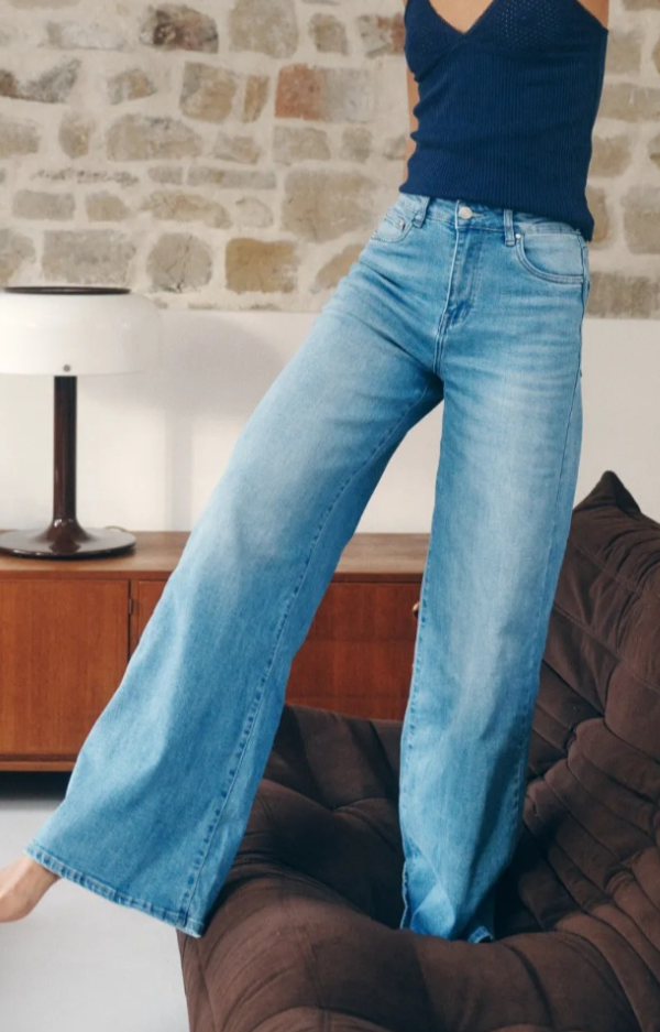 Vida jeans i ljus jeanstvätt med stretch, visade på modell 170 cm i storlek S.