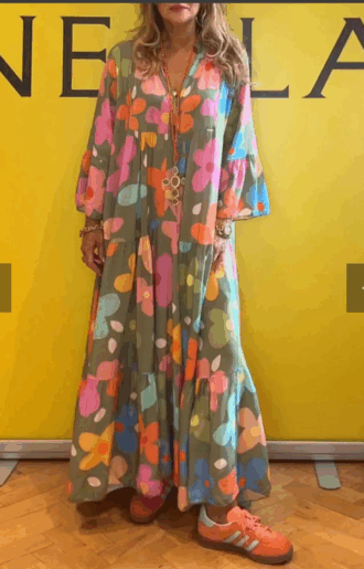 Suprfin viskosklänning med armygrön botten och färgglatt blommönster,