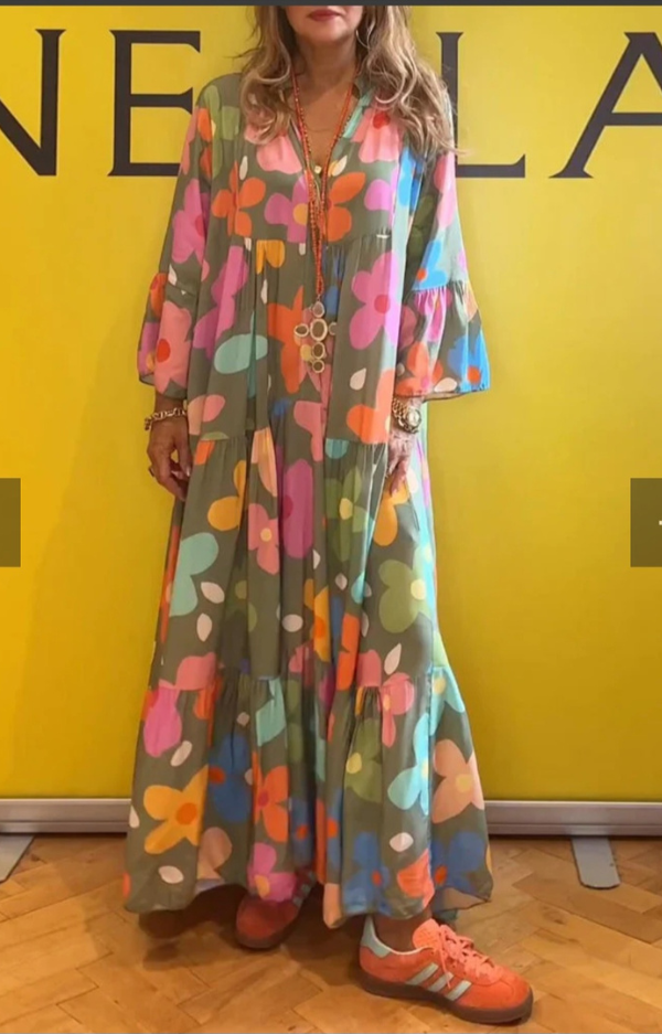 Suprfin viskosklänning med armygrön botten och färgglatt blommönster,