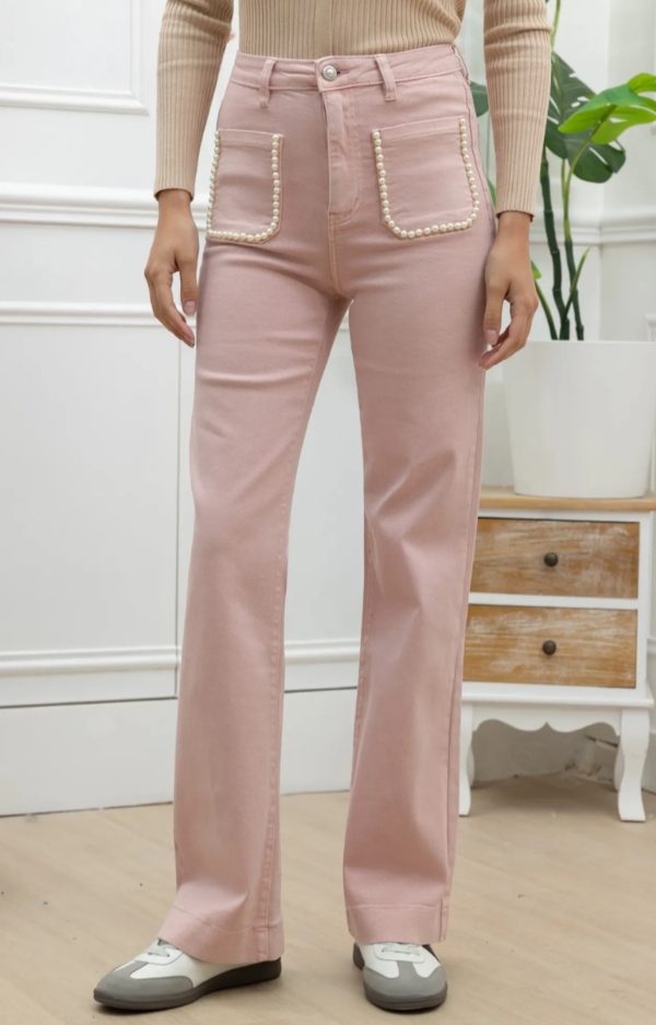 Puderrosa jeans med pärldekorerade fickor framtill och hellång, vid passform.