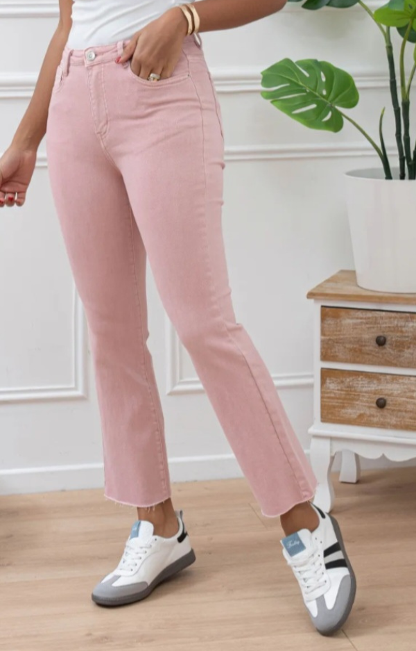 Puderrosa croppade jeans med rå kant och stretchig passform.
