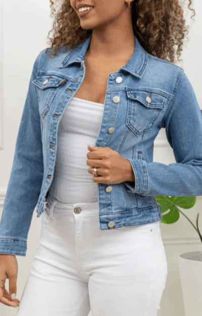 Klassisk stretchig jeansjacka i normal passform på modell i storlek S.