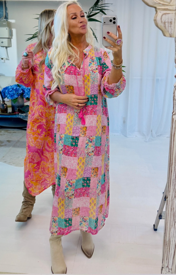 Love Forever multiprint klänning i bomull med pastellfärger och ballongärmar