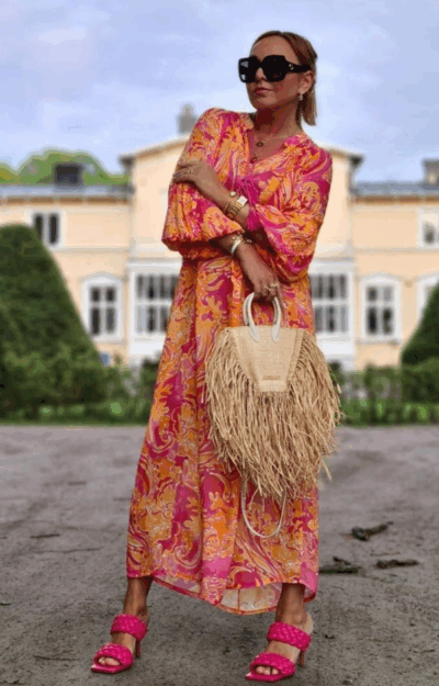 Bohemisk klänning i mjukt bomullstyg. Stark cerise och orange print.