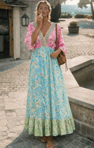 Bohemisk klänning i mjukt vintage silk-tyg med resår under byst, smickrande passform och färgstarkt Love Forever-inspirerat mönster.