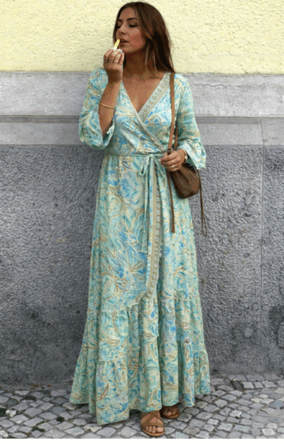 Turkos omlottklänning med vida ärmar och volangdetalj, bohemisk modell som kan bäras både som klänning och öppen kimono.