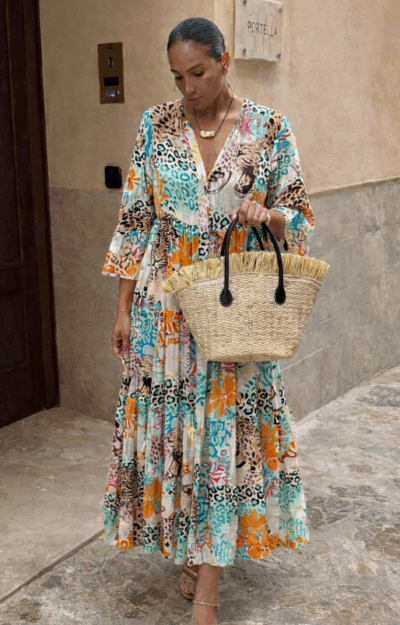 Färgglad Love Forever klänning i viskos med leopardprint, knäppning framtill och volang vid ärmslut, kan bäras som klänning eller kimono.