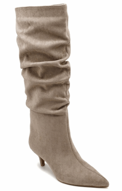 Beige slouchy boots i mjuk fuskmocka med 5 cm taxklack, trendig modell som passar till klänning och jeans.