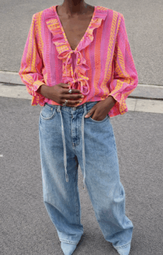 Fin blus som knyts med rosetter framtill, härliga pastellfärger och mönster.