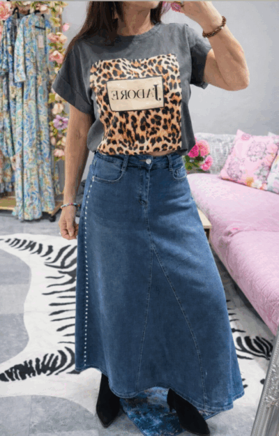 Lång mörk jeanskjol i stretchig denim med nitdetaljer längs sidorna och vid passform.