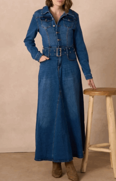 Stretchig jeansklänning med långa ärmar, knäppning med knappar och skärp i jeanstyg.