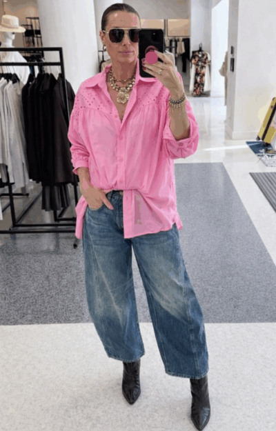 superfin blus i 100% bomull, ledig passform. Vackert broderat tyg på axlarna.