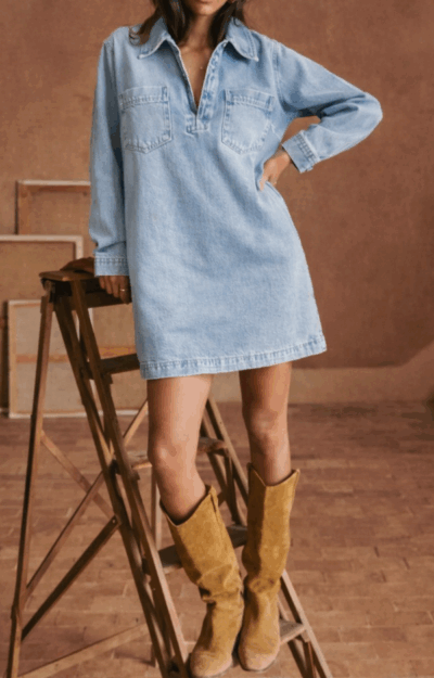 Ljus denimklänning i A-linjeformad 70-talsstil med dragkedja vid halsringning och oversize passform.
