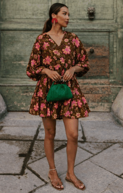 Bohemisk tunika i 100% viskos med brun botten och rosa blommor – V-ringad hals, ballongärmar och volanger.