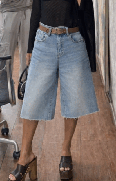 Ljusblå stretchiga bermudashorts i denim med trendig längd och avslappnad passform.