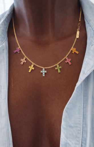 fantastiskt fint halsband med små kors i olika färger, swarovskistenar