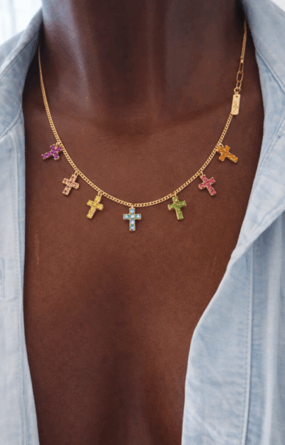 fantastiskt fint halsband med små kors i olika färger, swarovskistenar