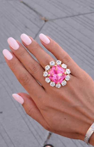 Rosa statementring i guldpläterad mässing med Swarovski-kristall.