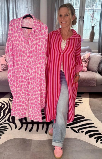 Lång skjorta i bomull dam med sidofickor, bärs som skjortklänning eller öppen över jeans.