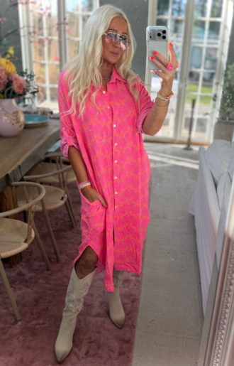 Lång skjorta i bomull dam med sidofickor, bärs som skjortklänning eller öppen över jeans.