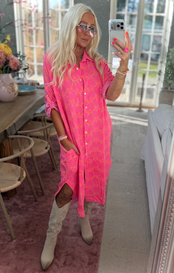 Lång skjorta i bomull dam med sidofickor, bärs som skjortklänning eller öppen över jeans.