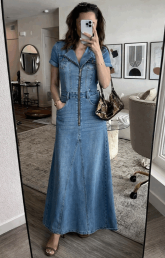 Stretchig jeansklänning med dragkedja framtill, korta ärmar och feminin passform i denim.