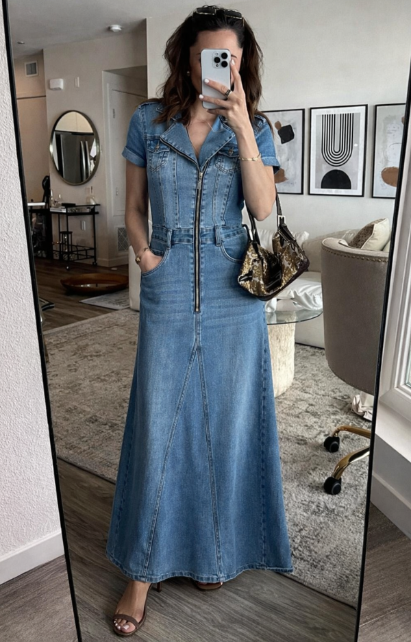 Stretchig jeansklänning med dragkedja framtill, korta ärmar och feminin passform i denim.