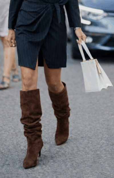 Chokladbruna slouchy boots i mjuk fuskmocka med 5 cm taxklack, trendig modell som passar till jeans och klänning.