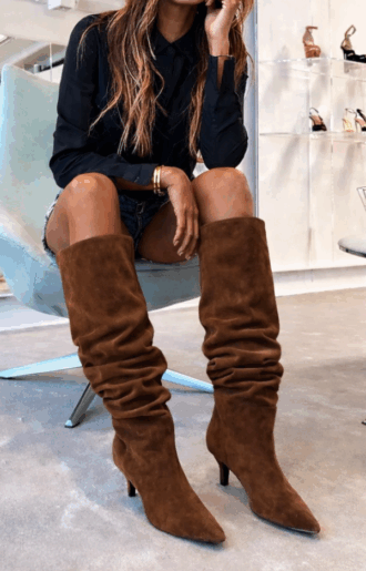 Chokladbruna slouchy boots i mjuk fuskmocka med 5 cm taxklack, trendig modell som passar till jeans och klänning.