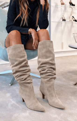 Beige slouchy boots i mjuk fuskmocka med 5 cm taxklack, trendig modell som passar till klänning och jeans.