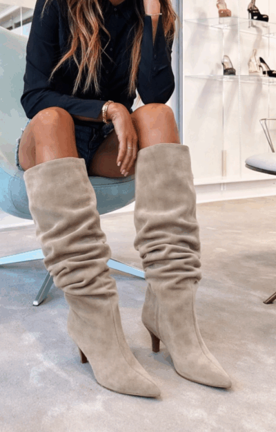 Beige slouchy boots i mjuk fuskmocka med 5 cm taxklack, trendig modell som passar till klänning och jeans.