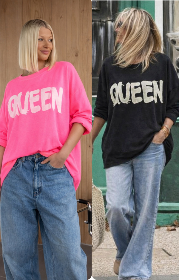 Oversize t-shirt topp i bomull med QUEEN-tryck på bröstet, längre bak än fram och med långa ärmar.