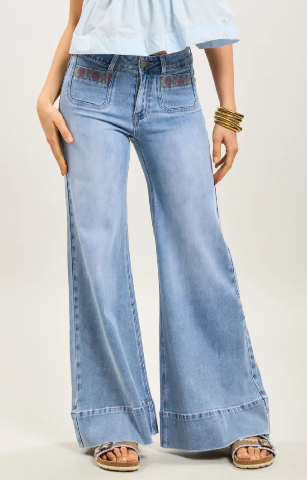 Utsvängda jeans dam i 70-talsstil med broderade fickor och brett slag nedtill.