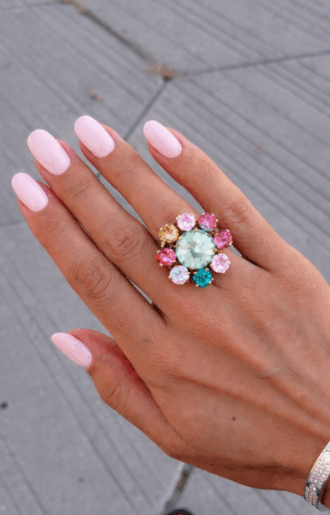 Lyxig ring med swarovski-stenar i vackra färger.