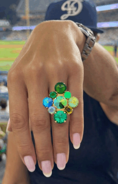 Victoria Ring i guldpläterad mässing med pastellig Swarovski-kristall, justerbar och lättburen, boho luxe och Love Forever-stil.