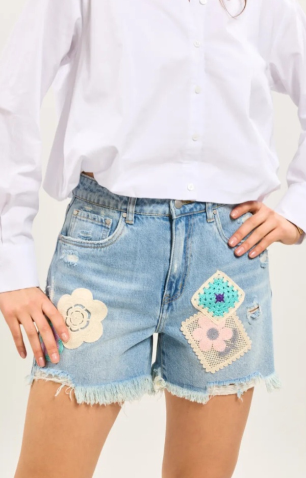Jeansshorts dam med rå kant och virkade patches i boho stil, vid passform utan stretch.
