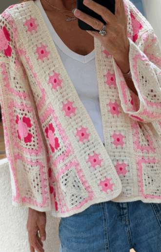 Virkad kofta dam i bomull med rosa detaljer, luftig och somrig passform.