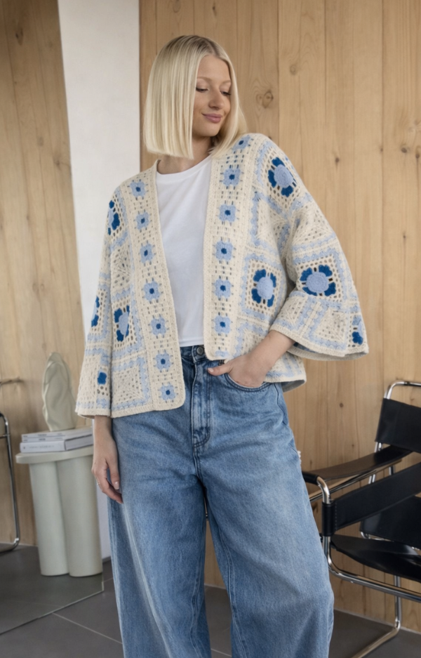 Virkad kofta dam i bomull med blå detaljer, somrig och luftig passform.