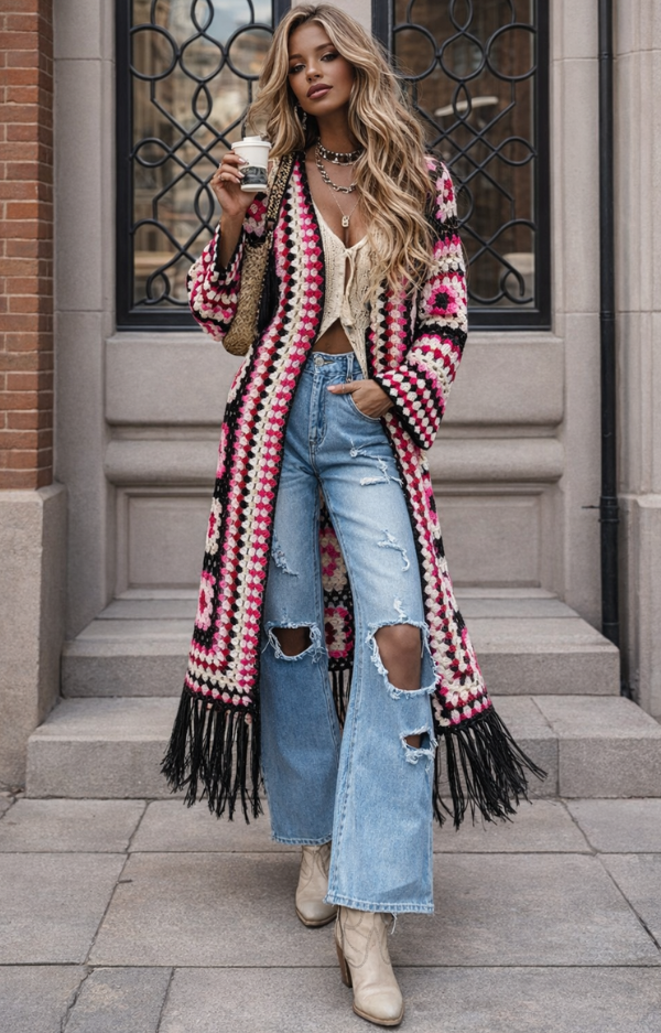 Handvirkad kofta dam i boho luxe-stil med fransar och färger i rosa, svart och cerise.