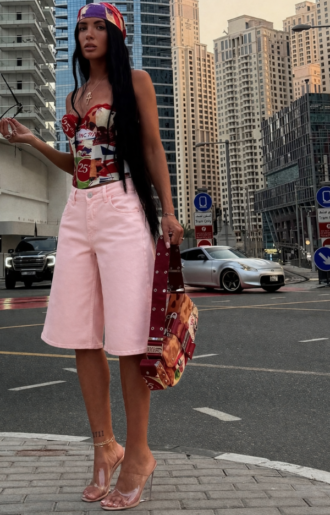 Rosa bermudashorts dam i stretchig denim från Toxik med modern passform.