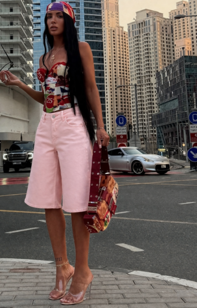 Rosa bermudashorts dam i stretchig denim från Toxik med modern passform.