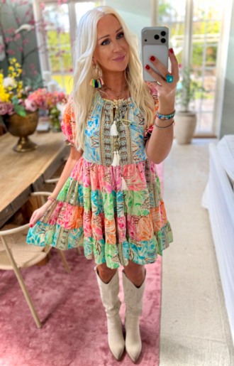 Kort bohemisk klänning i pastellfärger med ledig passform och mjukt vintage silk-material, kan även bäras som tunika.