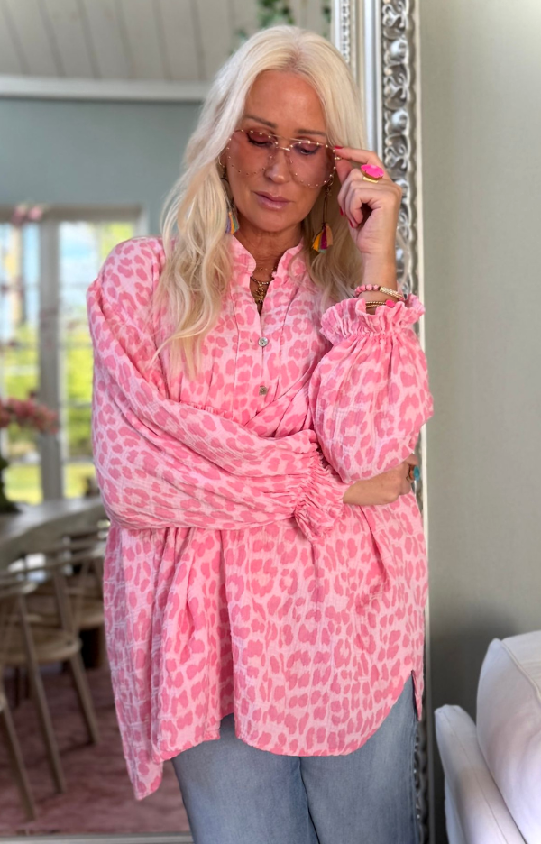 Rosa leopardmönstrad oversize skjortblus dam i krinklad bomull med resårärmar.