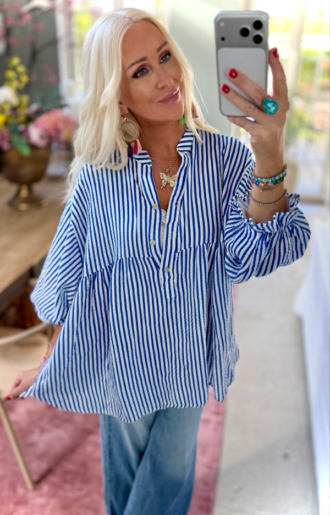 Blåvit randig oversize skjortblus dam i krinklad bomull med resårärmar och luftig passform.