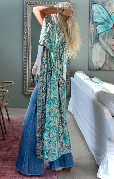 Boho kimono dam i mönstrad design med mjukt fall, bärs över kläder eller bikini.