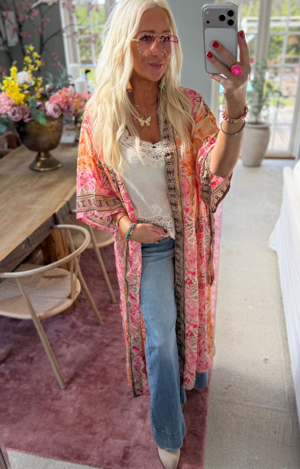Boho kimono dam i viscose med fickor i sidorna och skärp, luftig passform.