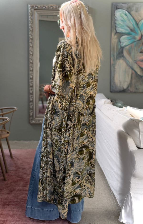 Boho kimono dam i viscose med fickor i sidorna och skärp, luftig passform.